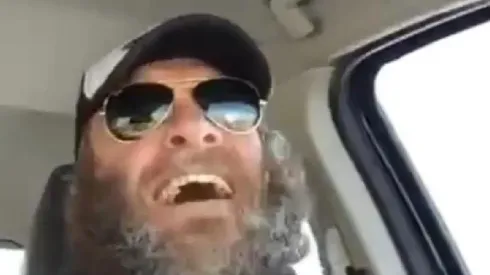 El hincha se filmó dentro de su auto e inventó un hit muy pegadizo