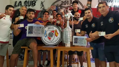 Todos los integrantes de la filial posando con sus billetes que tienen el mismo número