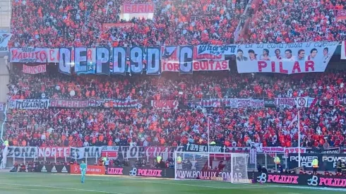 Los hinchas de River soltaron globos negros y exhibieron banderas cargando al eterno rival.