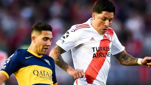 Enzo Pérez disputa una pelota en el Superclásico.