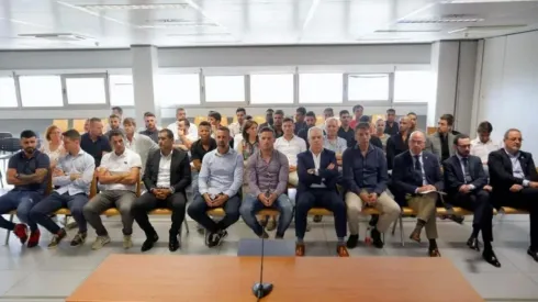 Ponzio, a la derecha, sentado junto a algunos de los acusados.