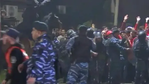 La Policía, en plena agresión, mientras los hinchas piden que paren.