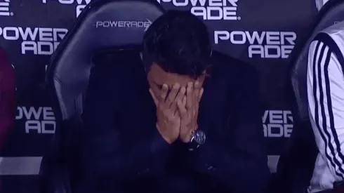 El partido ante Lanús estaba llegando a su fin y Napoleón fue enfocado por las cámaras.