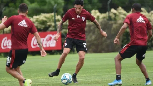 Enzo Pérez controla la pelota durante un entrenamiento de River.