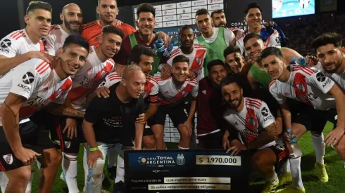 El festejo con el cheque después de eliminar a Almagro, en cuartos de final.