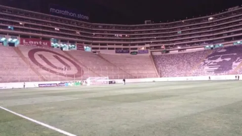 El césped del campo de juego del estadio Monumental de Lima.