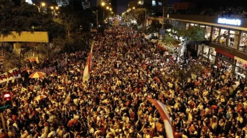 Más de 5000 hinchas de River llenaron de colorido las calles peruanas