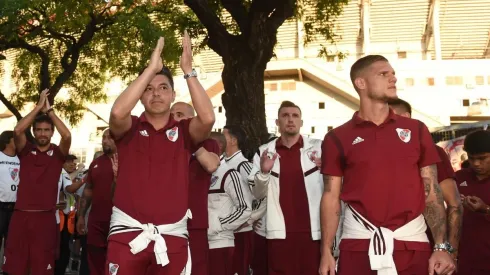 El plantel de River, encabezado por Gallardo, saludó a los hinchas.