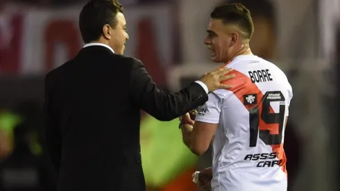 ¡Minutos después el delantero lo llenó de espuma!