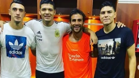 Ponzio y Suárez en el vestuario, luego de jugar con amistades en Córdoba