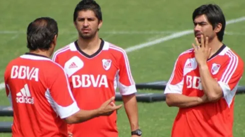 Marcelo Escudero, a la derecha, en una charla con Emiliano y Ramón Díaz.
