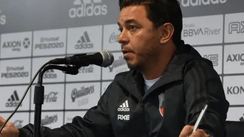 Marcelo Gallardo mostró su disconformidad con el campo de juego del estadio Monumental.