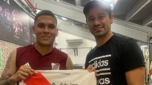 Quintero posa con la camiseta que le obsequió a Mora.