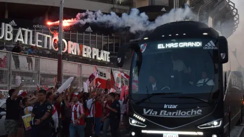La salida del micro hacia La Plata, rodeada por los hinchas