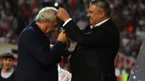 El presidente de River junto al de la AFA en la entrega de medallas de la Copa Argentina.