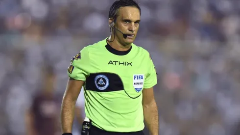 El árbitro dio su parecer sobre cada jugada polémica.