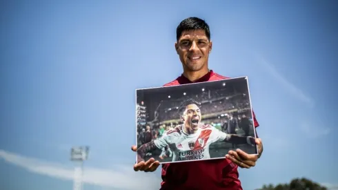 Enzo y una foto que refleja lo que es: el jugador hincha.