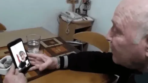 Unos de los socios vitalicios, en plena charla con Francescoli.