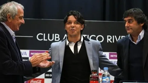 El Muñeco junto a Rodolfo D'Onofrio y Enzo Francescoli en el día de su primera conferencia de prensa