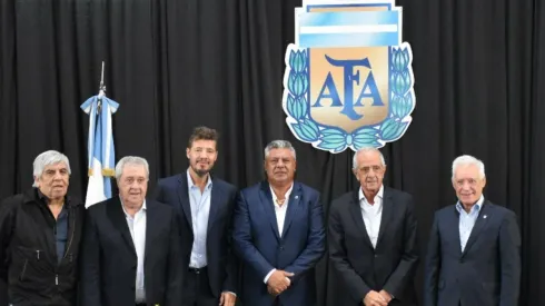 Tapia posando con los presidentes de los equipos más representativos del país