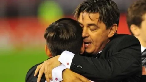 Uno de los tantos abrazos del Muñeco con su hijo Matías