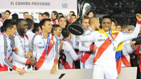 El colombiano con la copa en mano festejando junto a todo el plantel la obtención del Torneo Final 2014