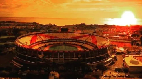 El Monumental vacío y sediento de fútbol, y el sol que se esconde de fondo