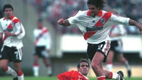 La imagen de Berti es de un River-Independiente en 1999, con Cascini barriéndose y Saviola mirando.