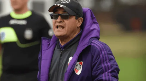 El técnico de Octava División del Millonario charla seguido con Gallardo.