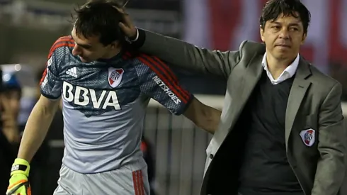 Gallardo saluda a Trapito en lo que fue su último partido en el Millonario.