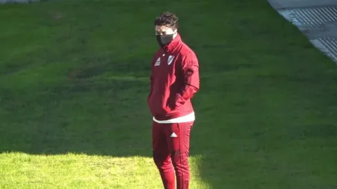 El Muñeco observa atento desde fuera de la cancha.