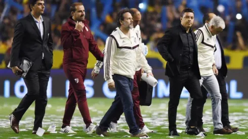 El médico del plantel, en el medio entre Gallardo y Biscay.