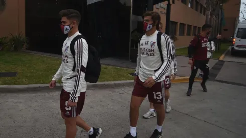 Julián Álvarez y Santiago Sosa salen del hotel antes del positivo de Covid-19.