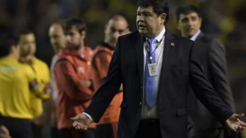 Roger Bello en plena locura, en el campo de juego de la Bombonera