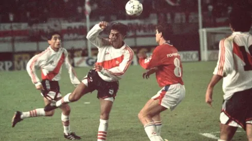 Enzo Francescoli peleando por la pelota en la noche de su regreso a River
