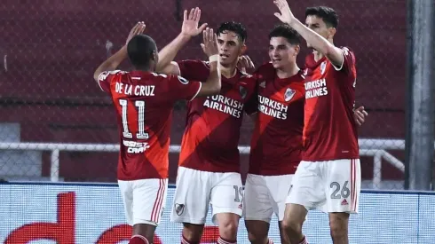 El festejo de Álvarez con sus compañeros después del gol que puso el 1-0.