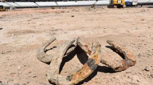 Tres herraduras aparecieron enterradas y ya fueron separadas para exhibirlas en el Museo River.