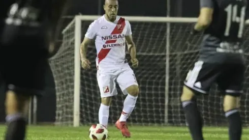 Matías Maidana, el hermano de Jonatan, con la banda roja del River guaraní