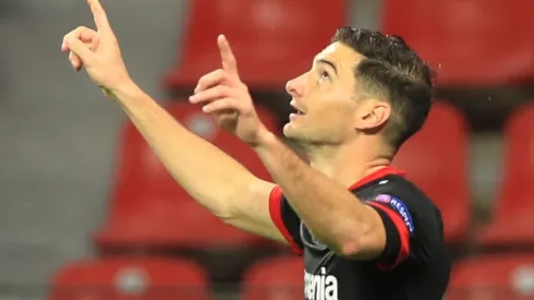 Alario festeja su golazo ante el Niza.