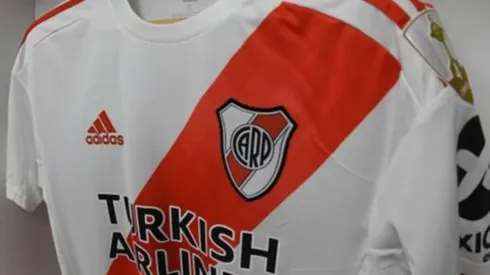 La camiseta de Lucas Pratto es hasta el momento la más cotizada de la subasta