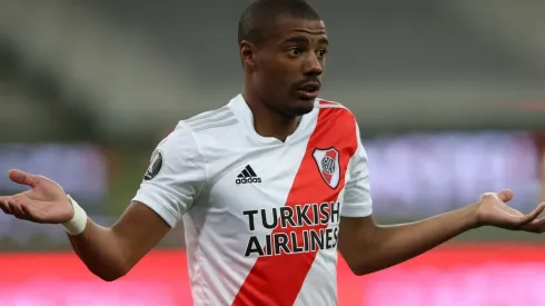 De La Cruz se enojó al ser reemplazado ante Atlético Paranaense, le negó el saludo a Gallardo y fue reprendido por Biscay.