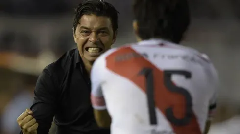 Marcelo Gallardo recibiendo el abrazo de Pisculichi, quien le dedicó el gol aquella noche en el Monumental