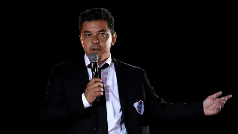 Marcelo Gallardo citó a seis jugadores extranjeros pero uno no podrá formar parte ni siquiera del banco de suplentes ya que el máximo permitido es de cinco futbolistas nacidos fuera de Argentina.