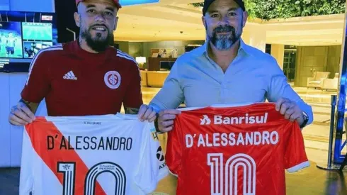 D'Alessandro recibió la visita de Adrián Varela, miembro de la CD de River, y cambiaron camisetas.