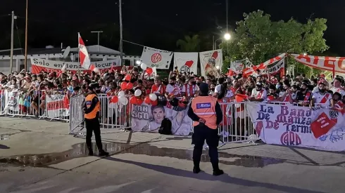 Cientos de hinchas esperaron a River en el hotel para demostrarle su apoyo en la previa al partido contra Racing por la Supercopa Argentina, también harán un banderazo.