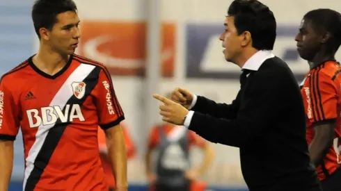 Gallardo da indicaciones y Martínez escucha atento en el partido frente a Atlético Rafaela, que terminaría siendo el último del pibe con la banda roja.