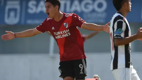 Flabian Londoño volvió a convertir para la Reserva de River que superó a Central Córdoba en Santiago del Estero y sigue como único líder e invicto.