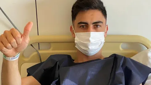 Pulgar arriba del Pity luego de haber pasado por el quirófano en Arabia.