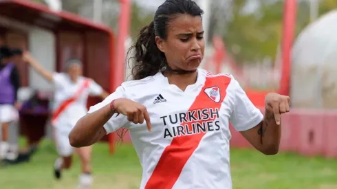 Carolina Birizamberri celebra su gol agónico ante Independiente que le valió un triunfo a River. Las chicas de Daniel Reyes ganaron los cuatro partidos que jugaron.