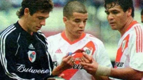 El defensor tuvo que ir al arco en un partido frente a Racing por el Clausura 2002.